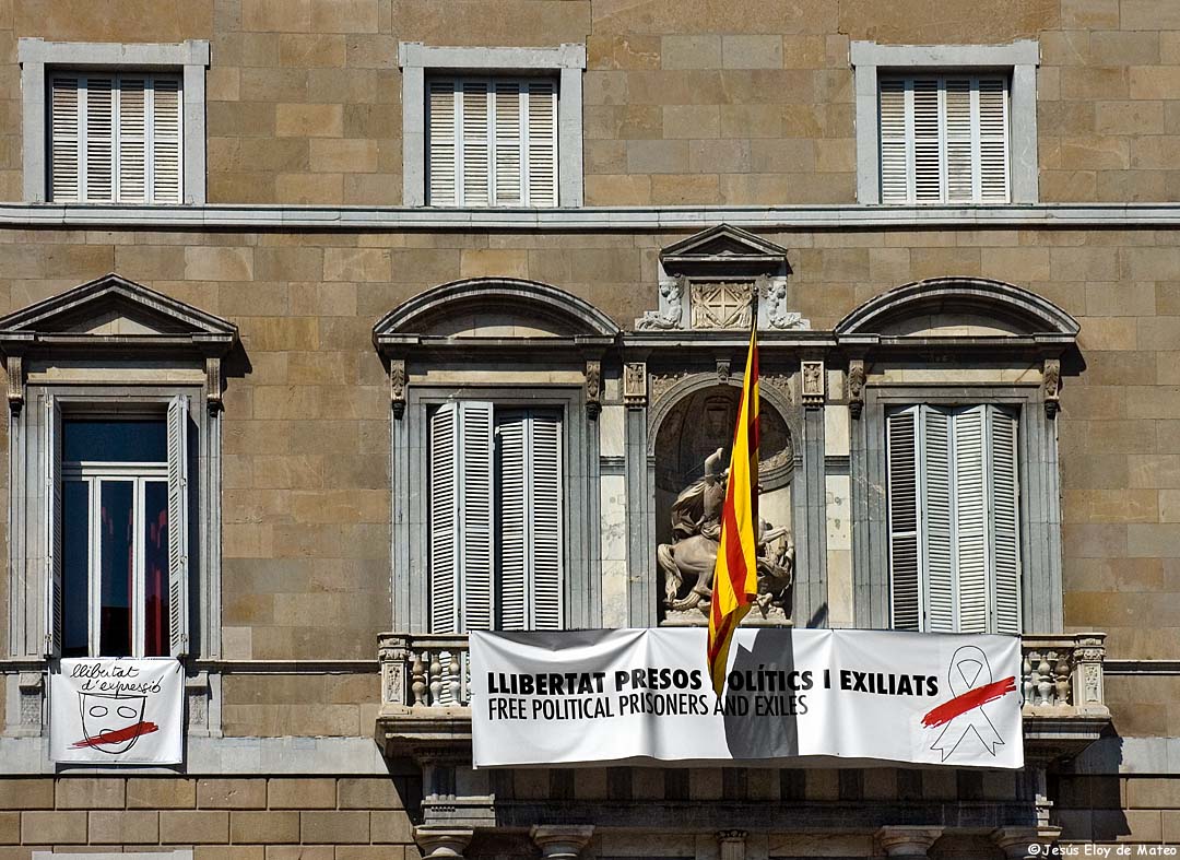 Retirada lazo Generalitat Foto Eloy de Mateo