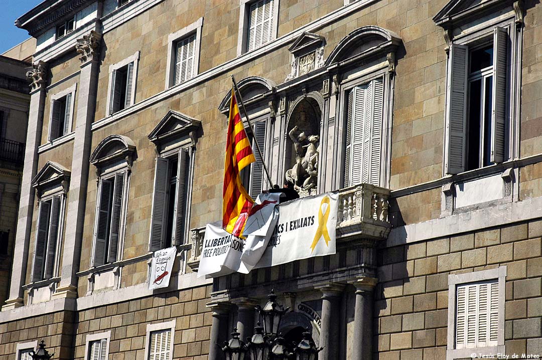 Retirada lazo Generalitat Foto Eloy de Mateo