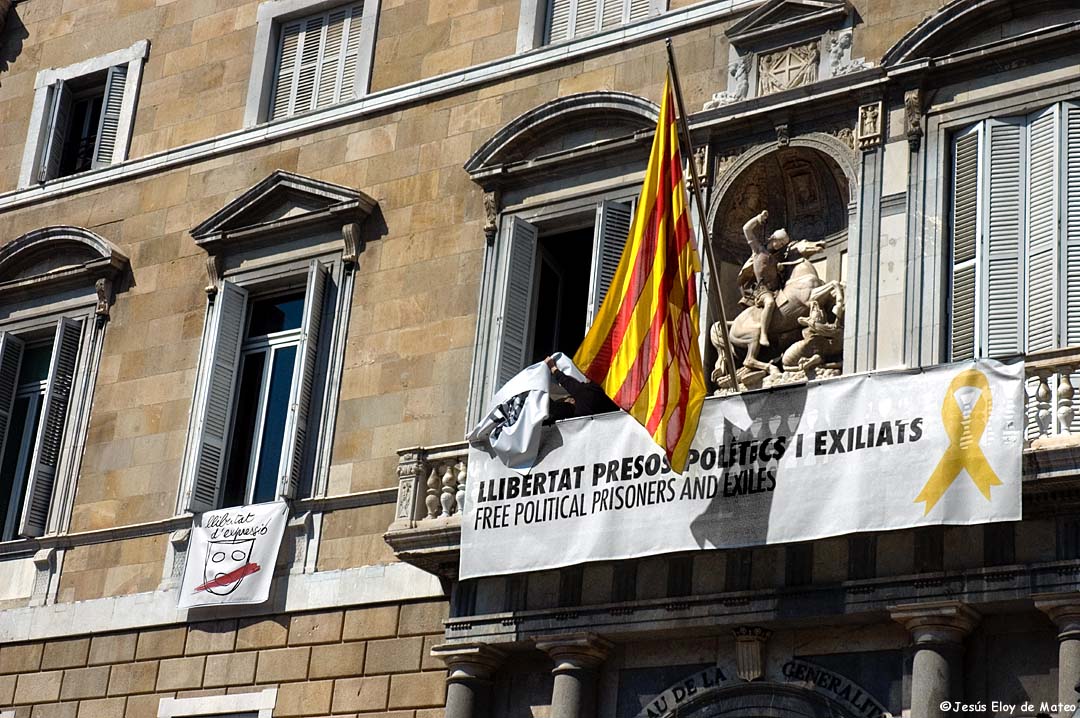 Retirada lazo Generalitat Foto Eloy de Mateo