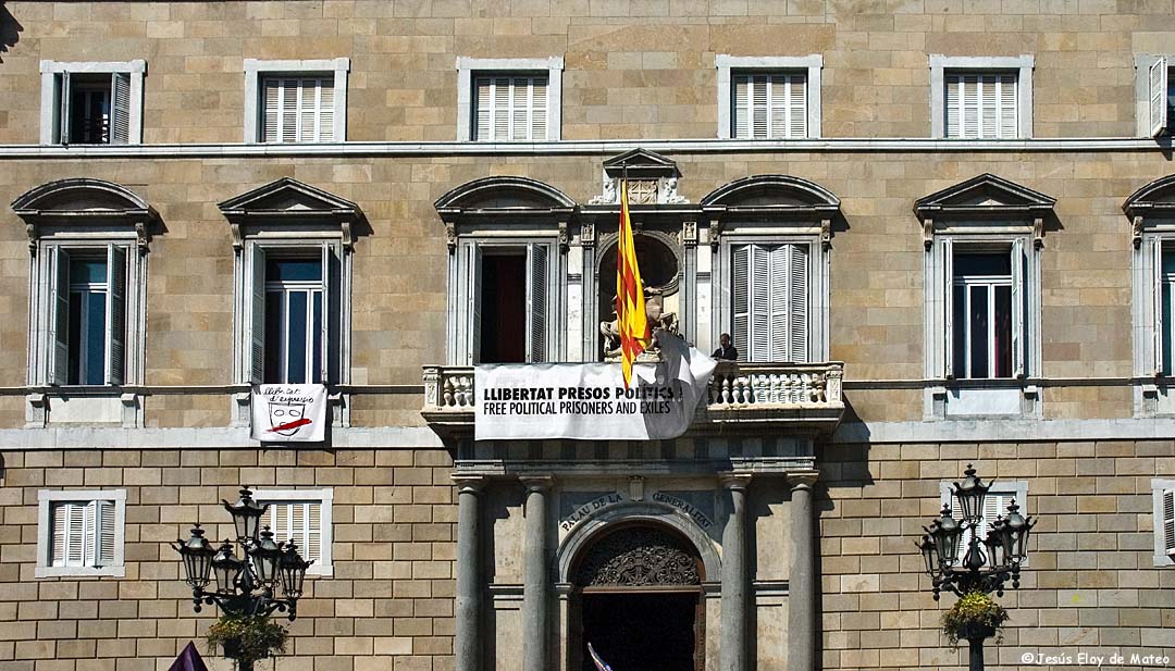 Retirada lazo Generalitat Foto Eloy de Mateo