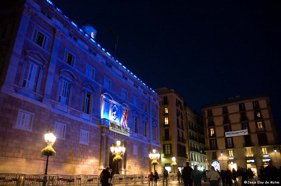 Retirada lazo Generalitat Foto Eloy de Mateo